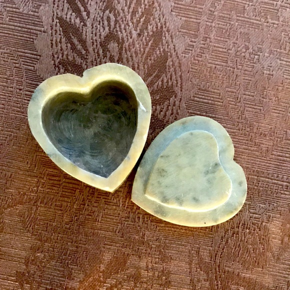 Handcrafted marble heart shaped box with flower inlay - Picture 5 of 5